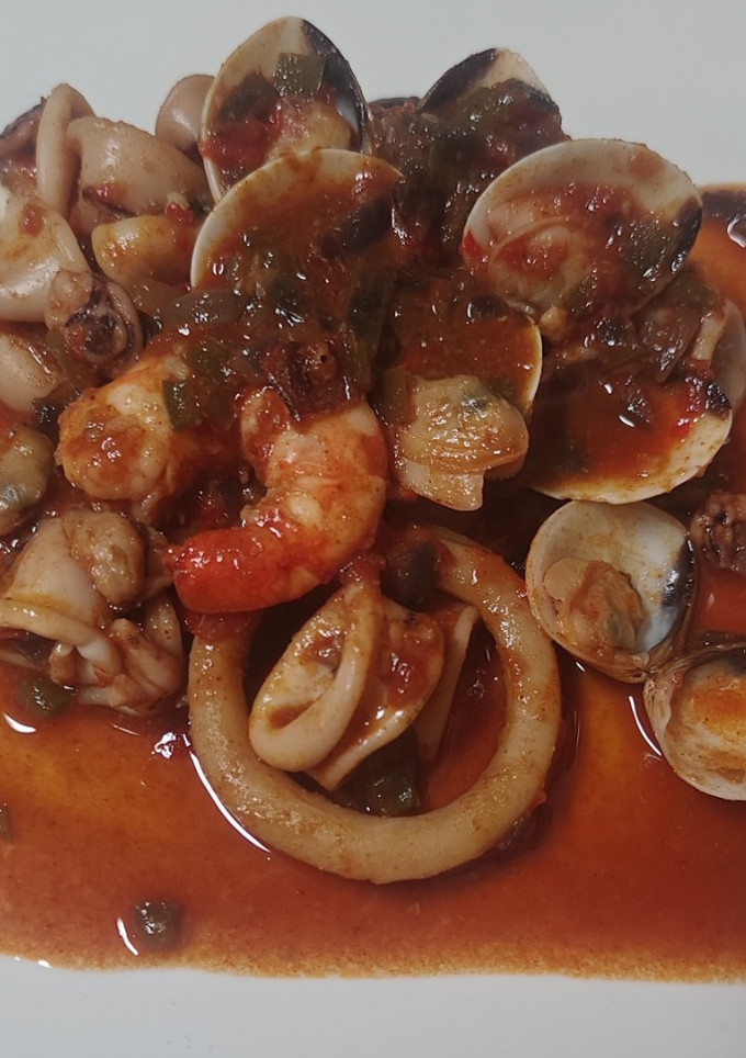 Una foto de Chipirones con almejas y calamares en salsa