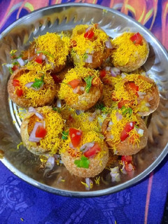 स्ट्रीट स्टाइल गोलगप्पा सेव पूरी चाट (street style golgappa sev puri chaat recipe in Hindi) रेसिपी मुख्य फोटो