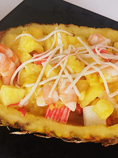 Una foto de Piña rellena de marisco