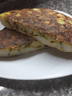 Una foto de Tortilla de papa y morrón verde