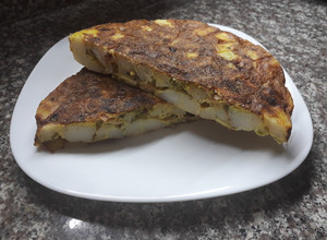 Una foto de Tortilla de papa y morrón verde