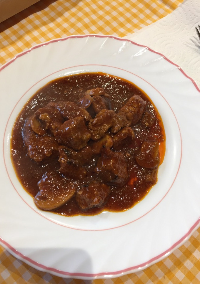 Una foto de Carne guisada en salsa de tomate