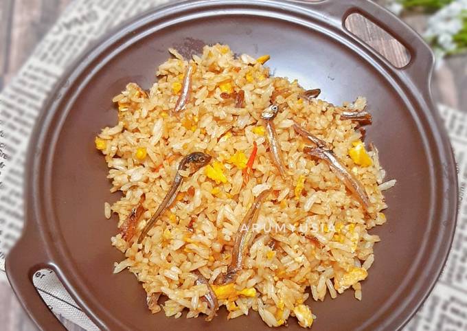 Bagaimana Menyiapkan Nasi Goreng Teri saos Tiram yang Lezat Sekali