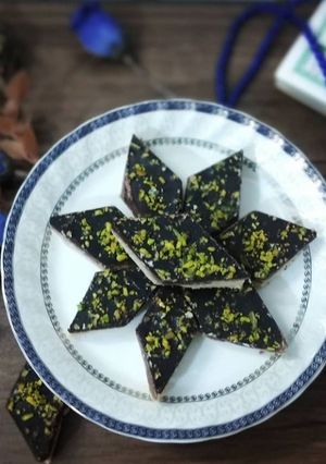 عکسی از دستور حلوای خوشمزه ی دو رنگ😋