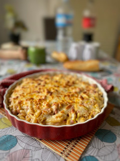 Una foto de Macarrones a la gratén con salsa de carne y bacon