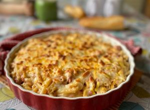 Una foto de Macarrones a la gratén con salsa de carne y bacon