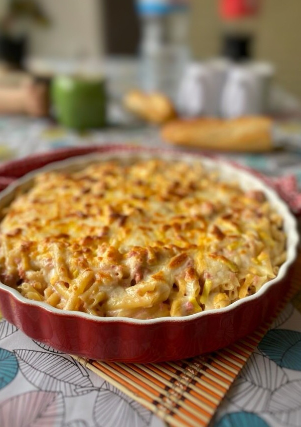 Una foto de Macarrones a la gratén con salsa de carne y bacon