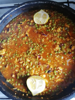 Una foto de Paella de arroz con pulpo y gambas