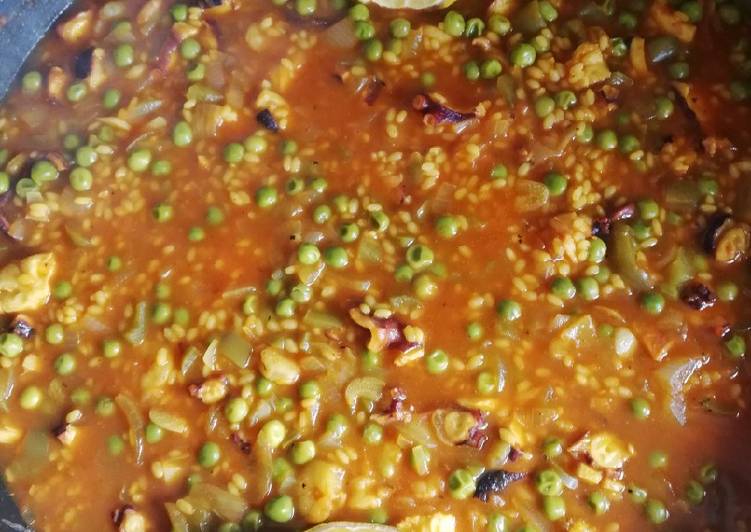 Paella de arroz con pulpo y gambas