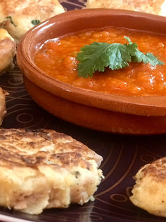 Una foto de Pastelitos de patata y atún con salsa casera de tomate 🍅