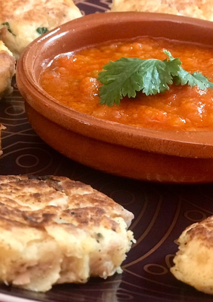 Una foto de Pastelitos de patata y atún con salsa casera de tomate 🍅