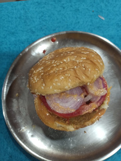 आलू टिक्की बर्गर (aloo tikki burger recipe in marathi) रेसिपी चे मुख्य फोटो