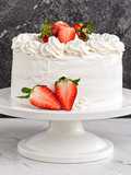 Torta de cumpleaños con frutillas y crema Chantilly