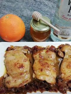 Una foto de Pollo al ron con miel y naranjas