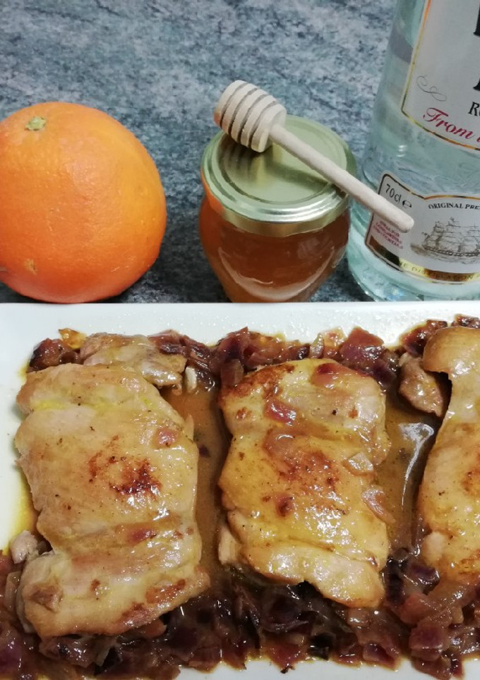 Una foto de Pollo al ron con miel y naranjas