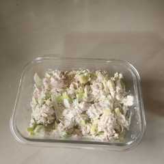 Una foto de Ensalada de pollo con ajopuerros