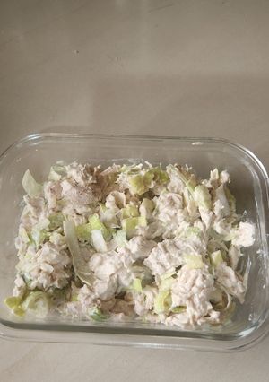 Una foto de Ensalada de pollo con ajopuerros