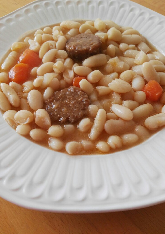 Una foto de Alubias blancas con chorizo vegano