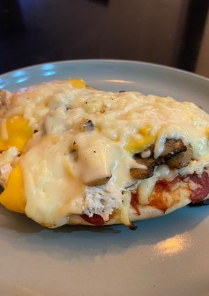 Una foto de Pizza casera con pan árabe