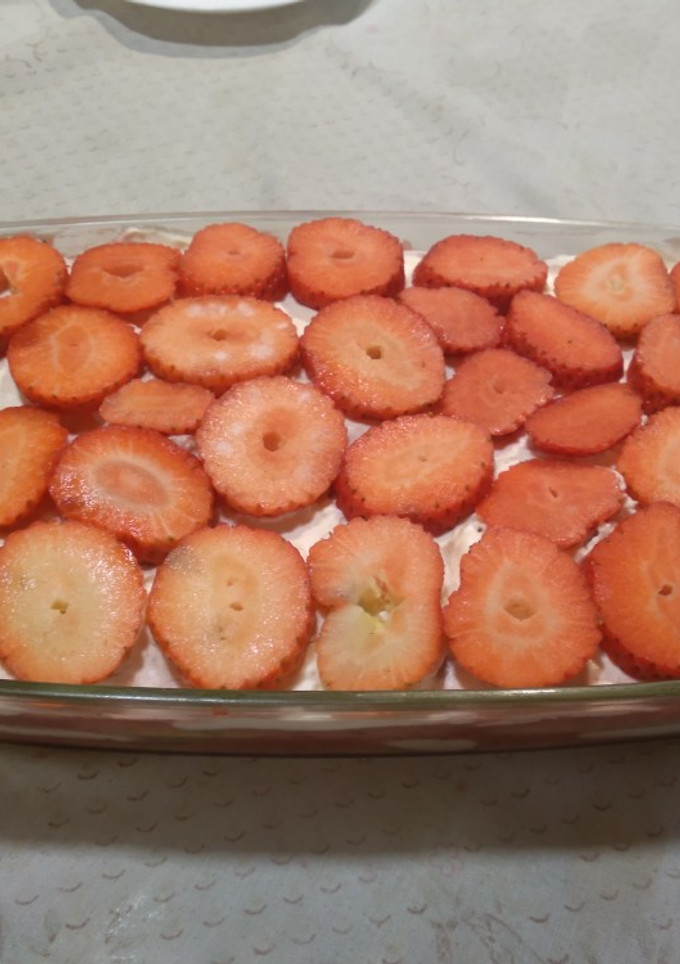 Una foto de Postre de bizcochos, fresas y nata