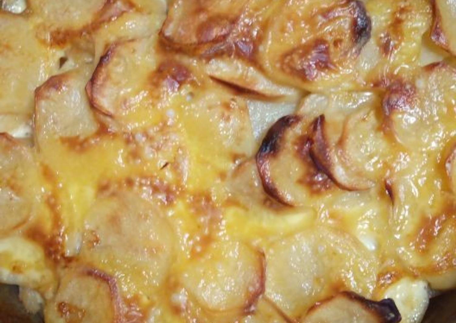 Курица с картошкой под майонезом в духовке. Картошка с майонезом. Картофель с майонезом в духовке. Картофель в духовке с курицей и майонезом. Запечённая картошка в духовке с сыром и майонезом.