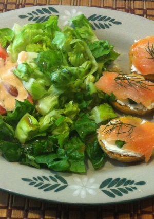 Una foto de Crostini de salmón