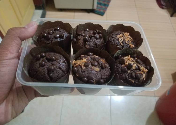 Cara mudah meracik Muffin Coklat Choco Chip Lembut Enak (Oven Listrik) yang simpel