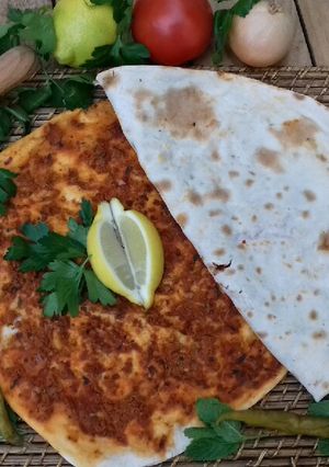 A picture of Turkish Lahmacun.