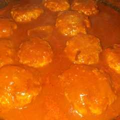Una foto de Tortitas en salsa roja