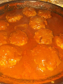 Una foto de Tortitas en salsa roja