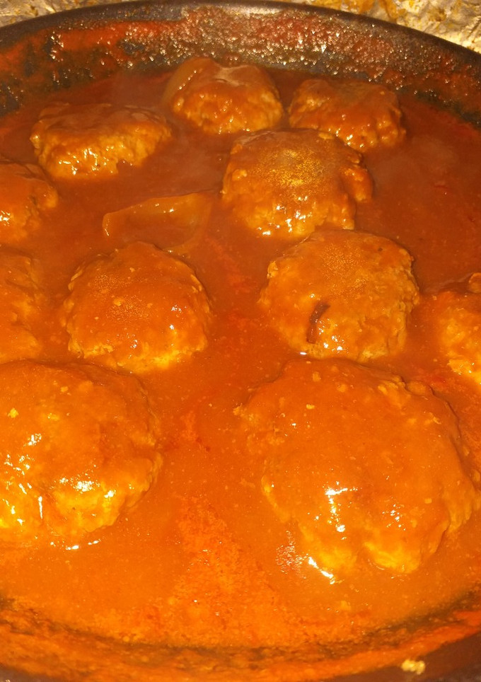 Una foto de Tortitas en salsa roja
