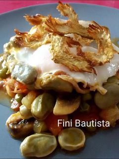 Una foto de Habas con huevo y crujiente de alcachofa