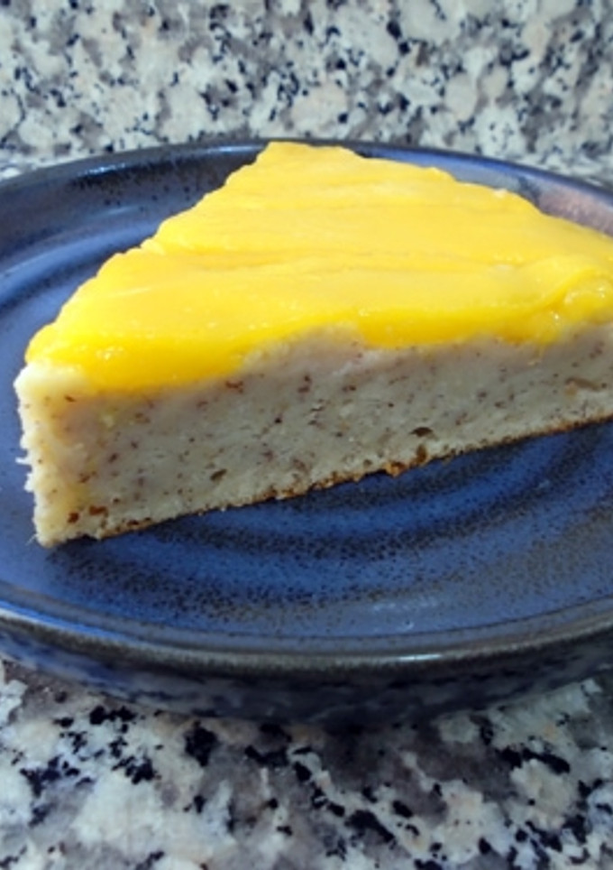 Una foto de Tarta de mango, crema de almendras y queso batido
