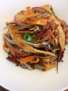 小鱼干·炒韩式鱼饼(低脂·好营养!夏季超受青睐的简易菜) 的食譜成品照片