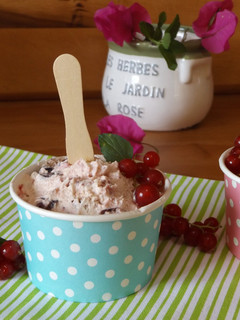 Una foto de Helado de queso y nata con frutos rojos