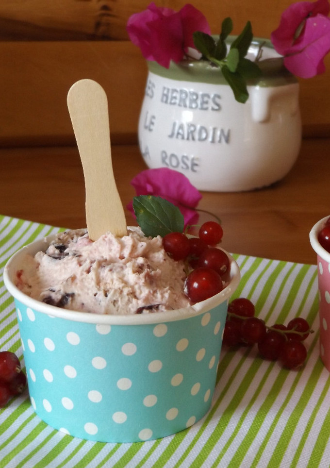Una foto de Helado de queso y nata con frutos rojos