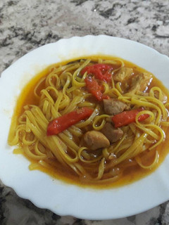 Una foto de Guisado de pollo con tallarines