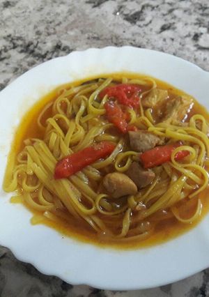 Una foto de Guisado de pollo con tallarines