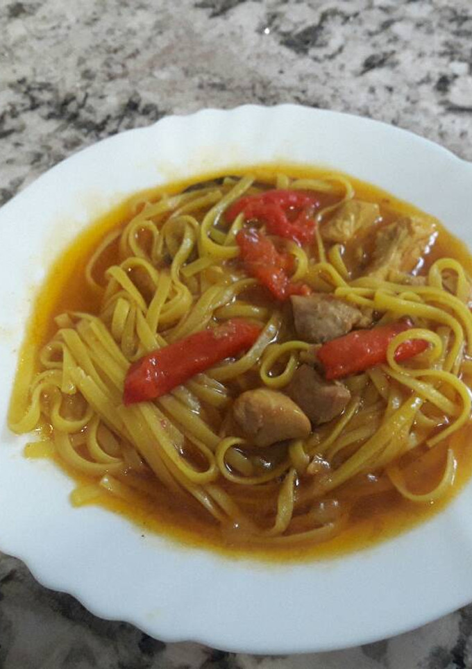 Una foto de Guisado de pollo con tallarines