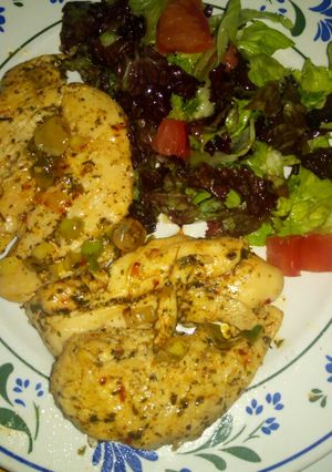 Una foto de Pollo marinado con hierbas y oliva