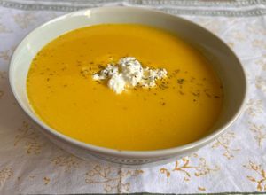 Una foto de Crema de pastanaga amb formatge cottage i pols de farigola