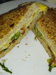 Una foto de Sándwich de huevo, lechuga y queso
