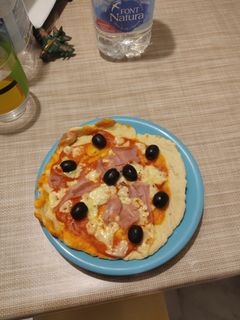 Una foto de Pizza de aceitunas y jamón en panificadora