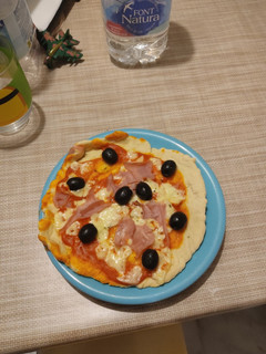 Una foto de Pizza de aceitunas y jamón en panificadora