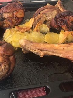 Una foto de Jarrete de cordero de Navarra con patata panadera al horno