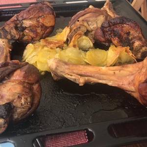 Jarrete de cordero de navarra con patata panadera al horno