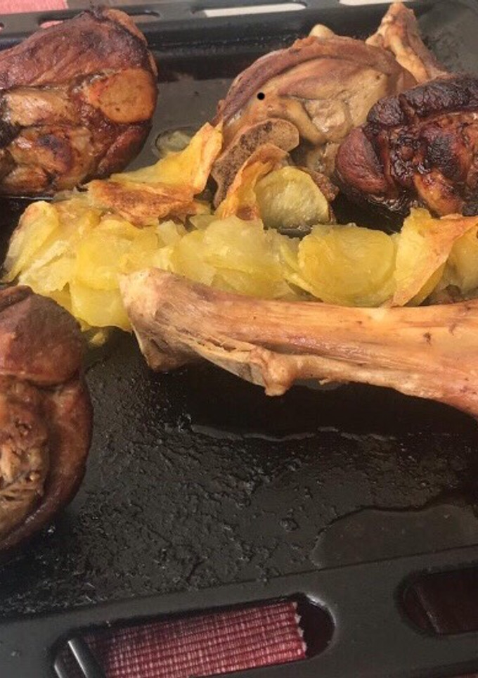 Una foto de Jarrete de cordero de Navarra con patata panadera al horno