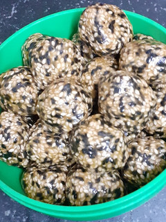તલ ના લાડુ (Til Ladoo Recipe In Gujarati) રેસીપી મુખ્ય ફોટો