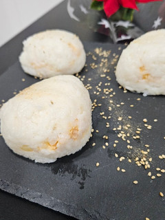 Una foto de Onigiri de atún