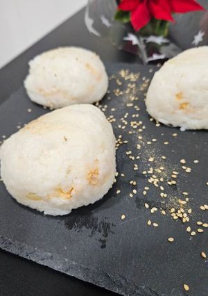 Una foto de Onigiri de atún